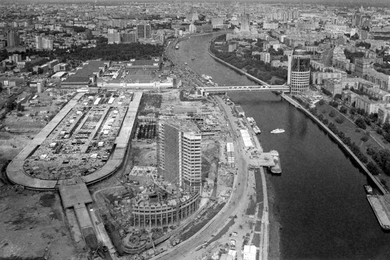 Архитектура 90-х: капром, постмодернизм, лужковская и другие стили