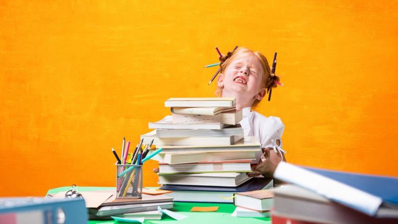 Девочка не хочет разбирать старые тетради и учебные пособия