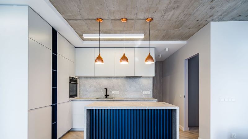 Эффектный тренд и скрытые сложности: тонкости бетонного потолка в квартире