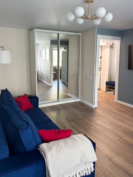 Как я сделала ремонт в хрущевке с проход­ной комнатой за 1,8 млн рублей: фото до ​и после