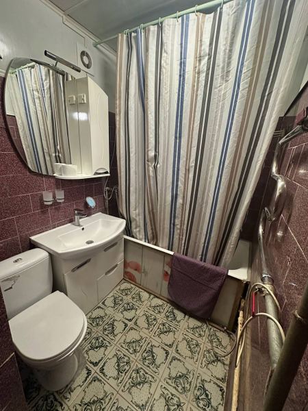 Как я сделала ремонт в хрущевке с проход­ной комнатой за 1,8 млн рублей: фото до ​и после