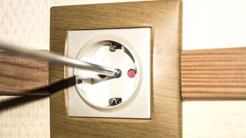 Как починить розетку: пошаговая инструкция для ремонта своими руками