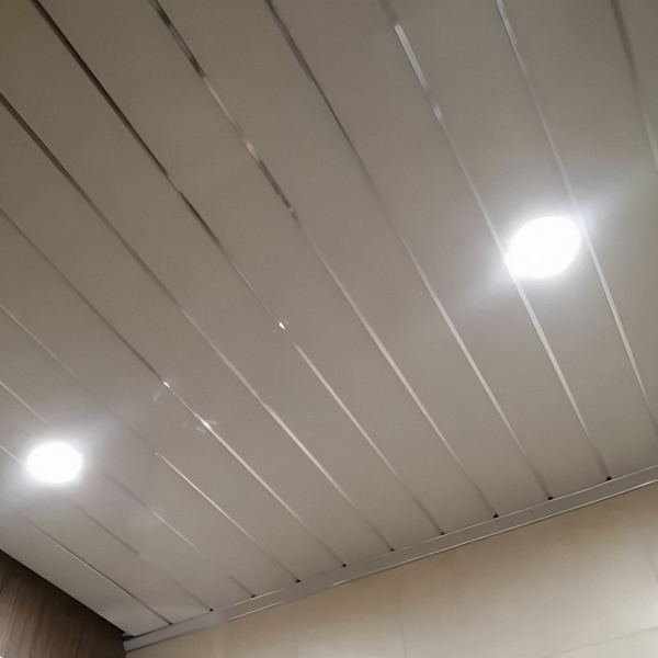 Как сделать реечный потолок — нестан­дартную альтерна­тиву натяжному