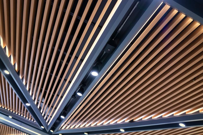 Как сделать реечный потолок — нестан­дартную альтерна­тиву натяжному