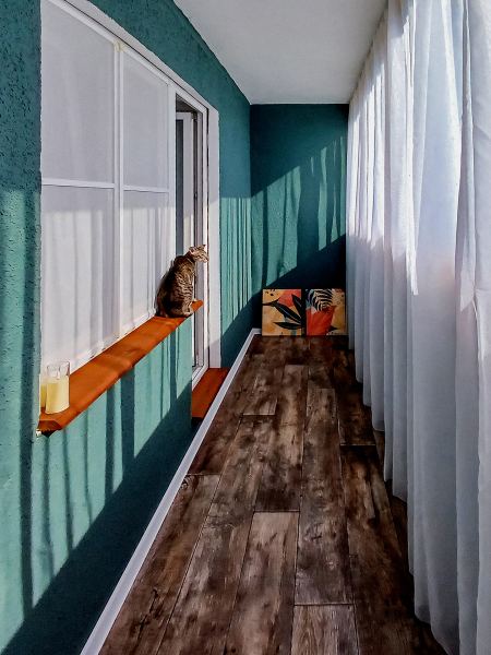 «Одно из моих любимых мест в квартире»: 3 варианта обустройства балкона