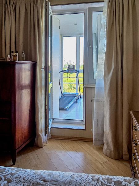 «Одно из моих любимых мест в квартире»: 3 варианта обустройства балкона