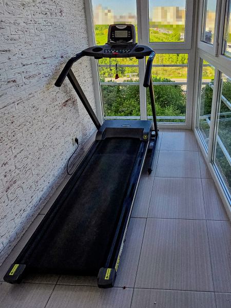 «Одно из моих любимых мест в квартире»: 3 варианта обустройства балкона