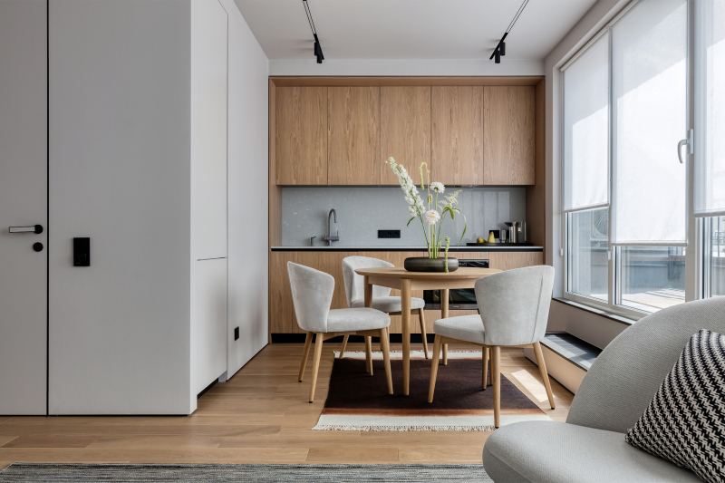 Почему это красиво: светлая кухня-гости­ная без телевизора и дивана