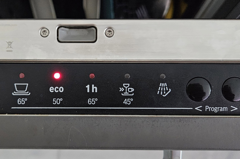 Ставьте тарелки под углом и не кла­дите ножи: как правильно пользо­ваться посудомо­ечной машиной