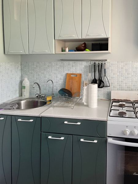 Стоит ли делать бюджетный ремонт самоклеящимися панелями