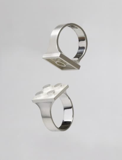 Studio GOGO представила кольца, которые можно кастомизировать кубиками Lego