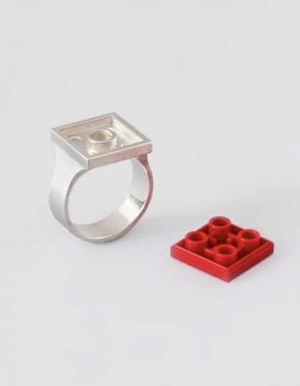 Studio GOGO представила кольца, которые можно кастомизировать кубиками Lego