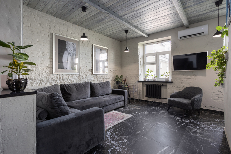 «Вдохновлялась горами, пещерами и бетоном»: как я сделала ремонт в сталинке 56 м²