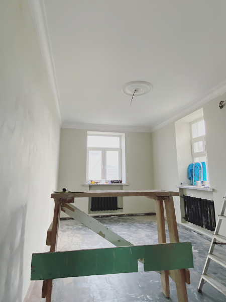 «Вдохновлялась горами, пещерами и бетоном»: как я сделала ремонт в сталинке 56 м²