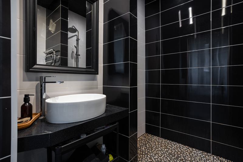 «Вдохновлялась горами, пещерами и бетоном»: как я сделала ремонт в сталинке 56 м²