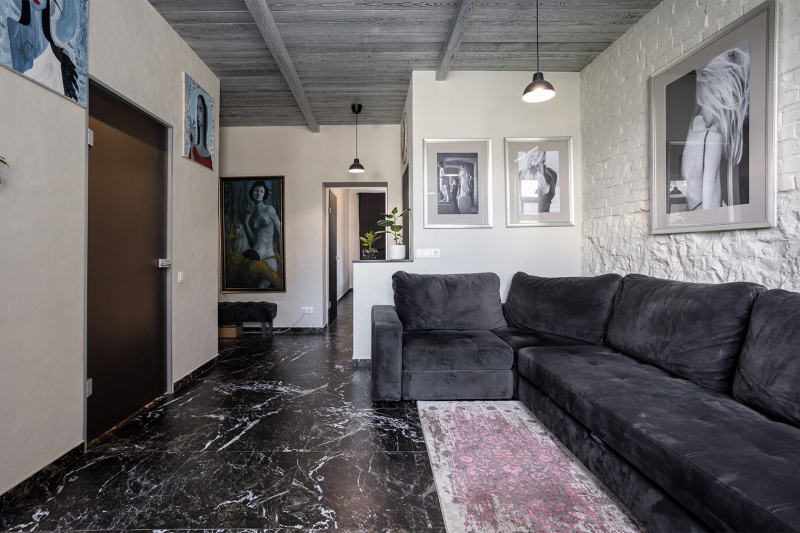 «Вдохновлялась горами, пещерами и бетоном»: как я сделала ремонт в сталинке 56 м²