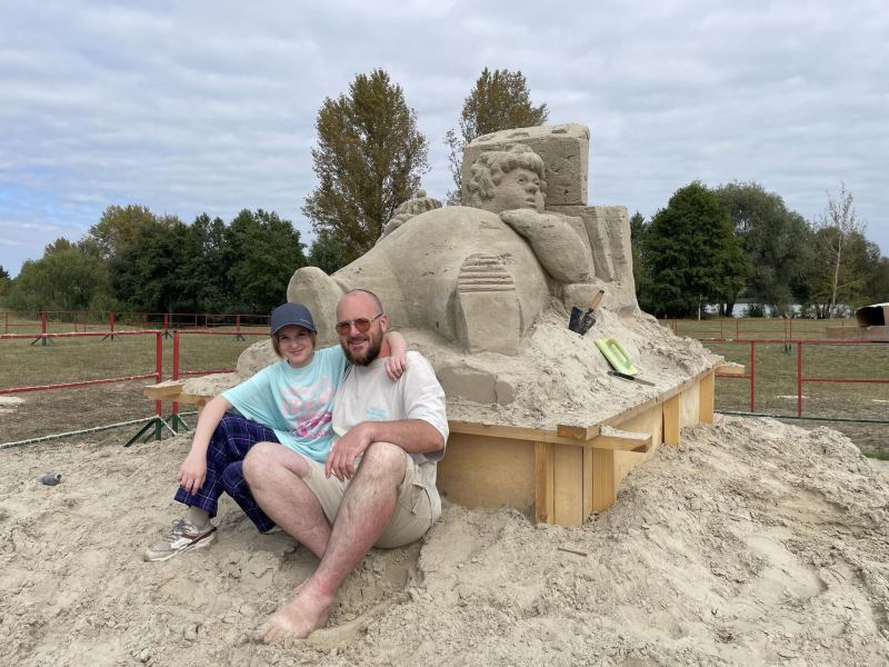 Отец и дочь Крохолевы на фестивале песочных скульптур в Гомеле