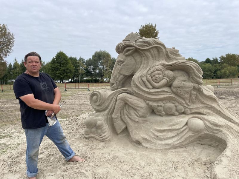 Павел Леонов на фестивале скульптур в Гомеле передал в песке сказочный сон девочки, несущейся на волшебном коне в страну грез и фантазий