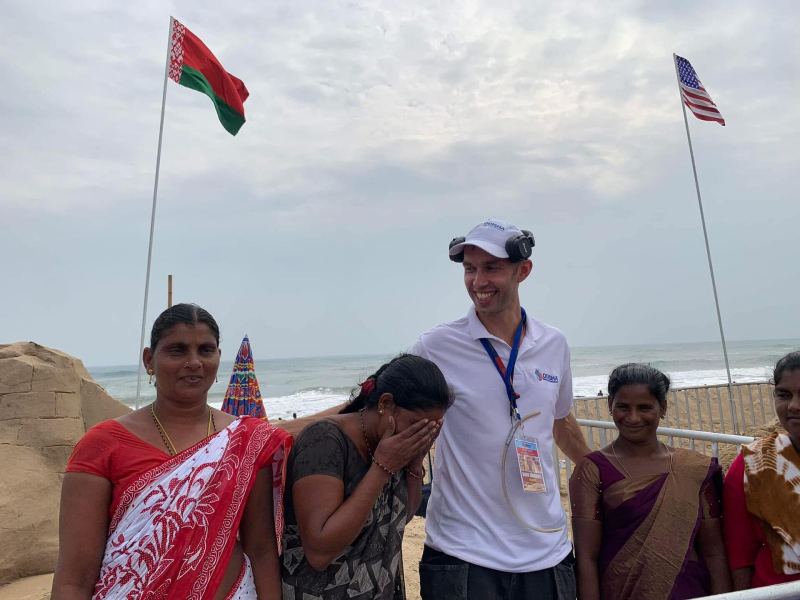 Вадим Бандарец на фестивале песочных скульптур в Индии