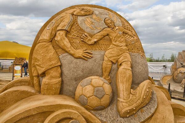 Больше всего работ, признается скульптор, он делал в России из песка и льда