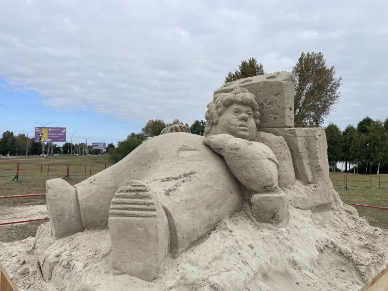 Скульптура Нехочуха на фестивале песочных скульптур в Гомеле