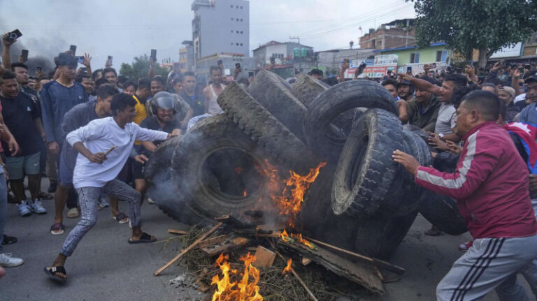 bolee-50-chelovek-pogibli-vo-vremja-protestov-v-nepale-f7a4c7a.jpg