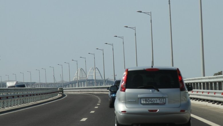 bolee-tysjachi-avtomobilej-stojat-v-ocheredi-k-krymskomu-mostu-9f7a52a.jpg