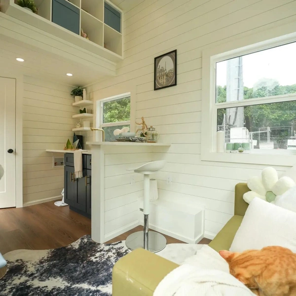 Два этажа уюта: посмотрите на продуманный домик-прицеп Sora