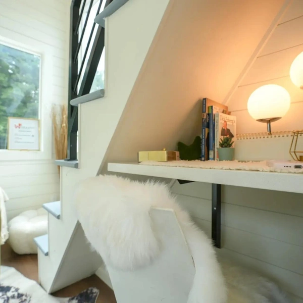 Два этажа уюта: посмотрите на продуманный домик-прицеп Sora