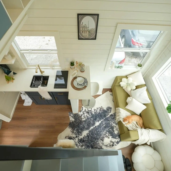 Два этажа уюта: посмотрите на продуманный домик-прицеп Sora