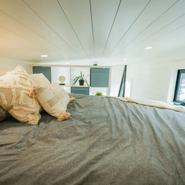 Два этажа уюта: посмотрите на продуманный домик-прицеп Sora