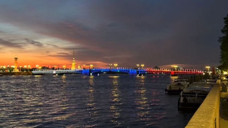 Дворцовый мост Петербурга засияет цветами российского триколора