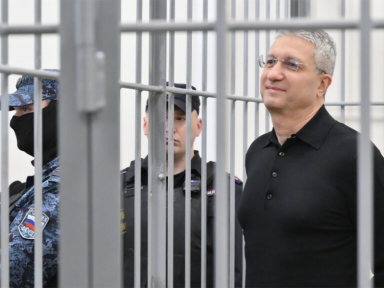 eks-zamglavy-minoborony-ivanova-obvinjajut-vo-vzjatkah-na-13-mlrd-rublej-bc73478.jpg