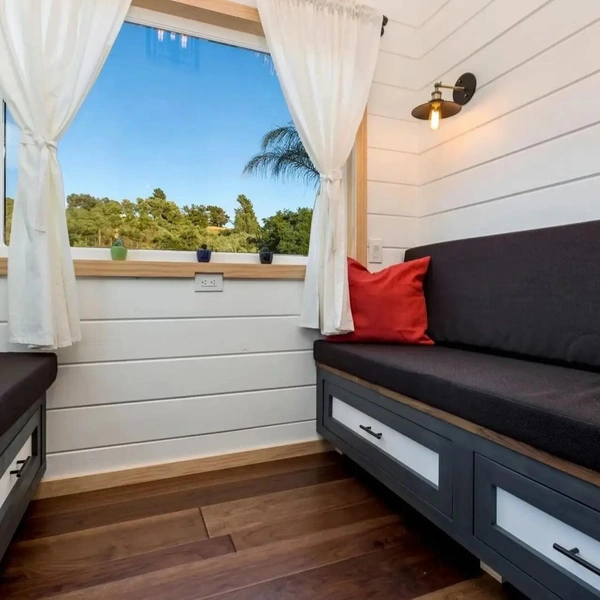 Хоть на вид сарайчик, но комфорт внутри: оцените американский дом-прицеп Joshua Tree