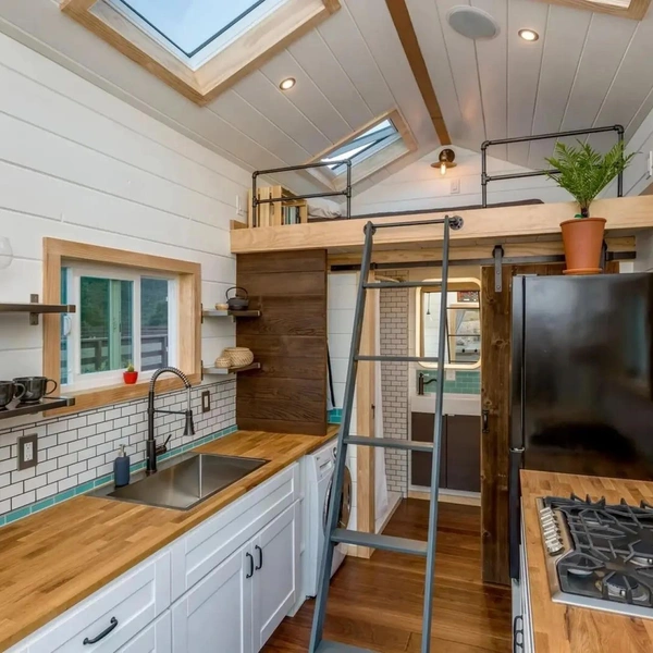 Хоть на вид сарайчик, но комфорт внутри: оцените американский дом-прицеп Joshua Tree