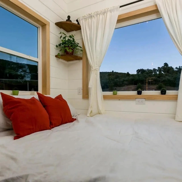 Хоть на вид сарайчик, но комфорт внутри: оцените американский дом-прицеп Joshua Tree