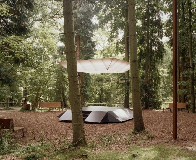 Инсталляция Бенни Аллана взаимодействует с окружающими деревьями