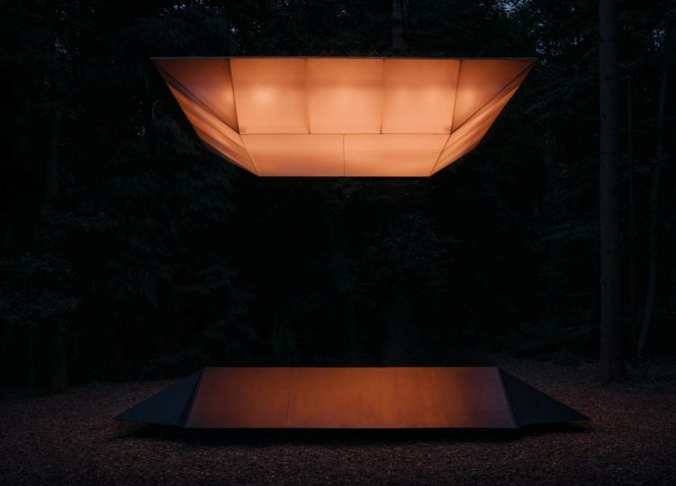 Инсталляция Бенни Аллана взаимодействует с окружающими деревьями