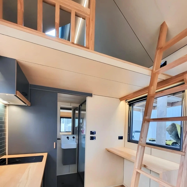 Комфортабельное жилище отшельника: посмотрите на крошечный дом-прицеп Gunyah Modern, созданный в Австралии