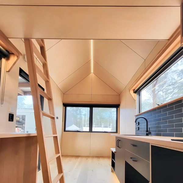 Комфортабельное жилище отшельника: посмотрите на крошечный дом-прицеп Gunyah Modern, созданный в Австралии