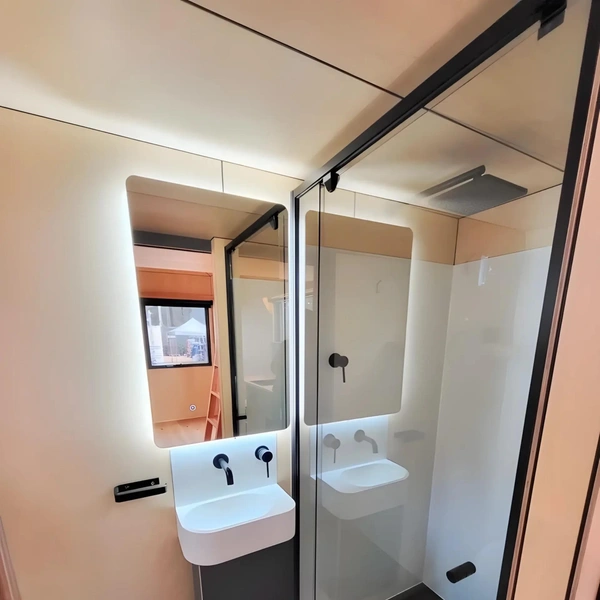 Комфортабельное жилище отшельника: посмотрите на крошечный дом-прицеп Gunyah Modern, созданный в Австралии