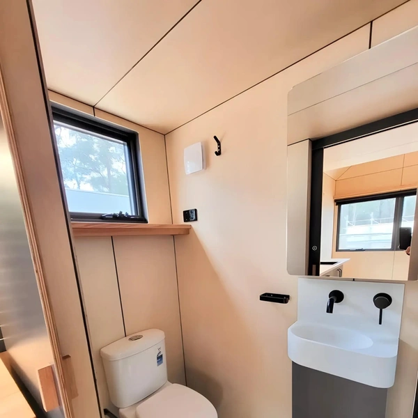 Комфортабельное жилище отшельника: посмотрите на крошечный дом-прицеп Gunyah Modern, созданный в Австралии