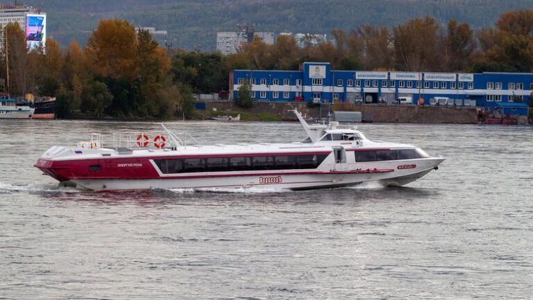 mezhdu-krasnojarskom-i-divnogorskom-nachalo-kursirovat-skorostnoe-sudno-5463eba.jpg