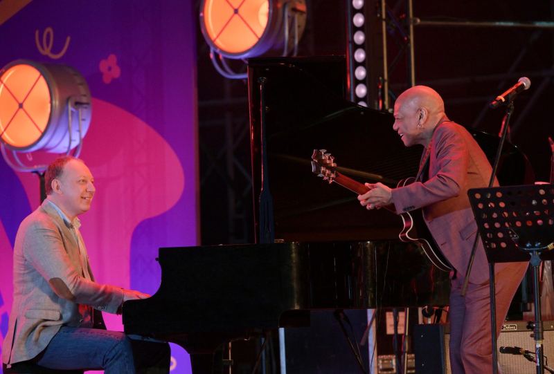 Участники коллектива International Jazz Ensemble Яков Окунь (рояль) и Марк Уитфилд (гитара) выступают на II Международном джазовом фестивале Геленджик – Молодое