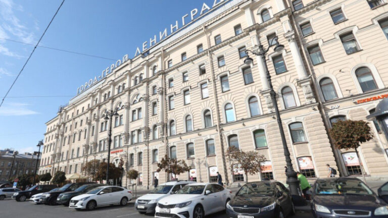 peterburg-hotjat-vremenno-pereimenovat-v-leningrad-4457de0.jpg