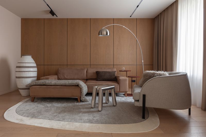 Почему это красиво: кухня-гостиная в бежевой гамме с металлическими акцентами