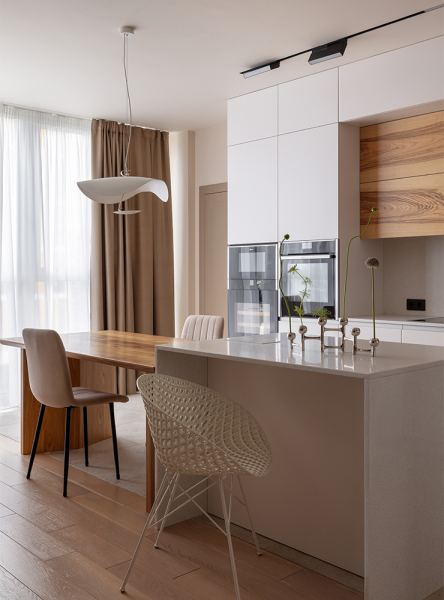 Почему это красиво: кухня-гостиная в бежевой гамме с металлическими акцентами