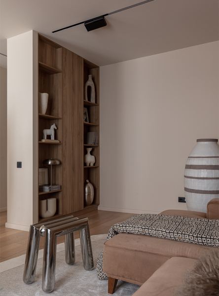 Почему это красиво: кухня-гостиная в бежевой гамме с металлическими акцентами