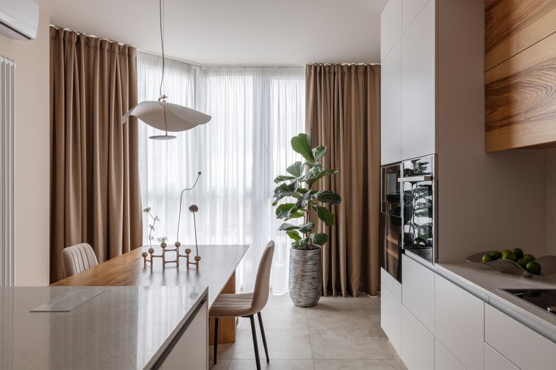 Почему это красиво: кухня-гостиная в бежевой гамме с металлическими акцентами