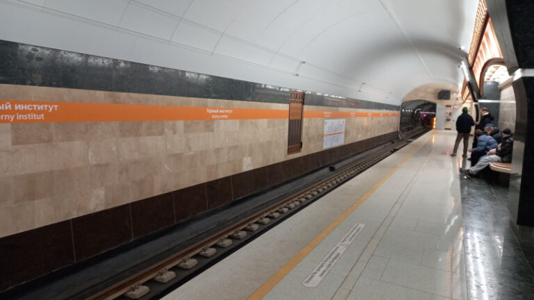 pochemu-na-stancii-metro-gornyj-institut-net-interneta-b74e657.jpg